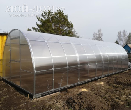 Теплица Крепче Усиленная 8 метров с поликарбонатом | Мой-Дом27 | Каркас изготовлен из оцинкованной замкнутой трубы 30*20 мм.<br>
 Ширина - 3&nbsp;метра. Высота - 2,1 метра. Длина 8 метров.&nbsp;<br>
 Выдерживаемая снеговая нагрузка - 230 кг/м2. Выдерживаемая ветровая нагрузка - до 28 м/с.<br>
 <b>ЦЕЛЬНОСВАРНЫЕ ТОРЦЫ и ДУГИ. Расстояние между дугами 0,65&nbsp;метра.</b><br>
 Толщина металла дуг 1&nbsp;мм. Ширина двери 0,96 метра.<br>